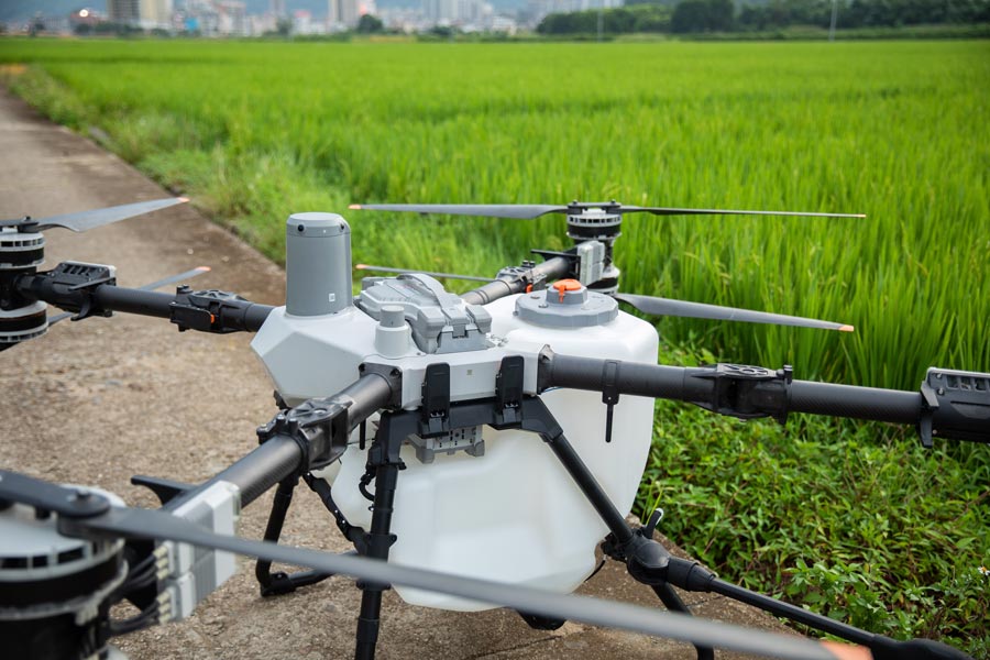 DJI Agras T100 150L Spreading System – front view